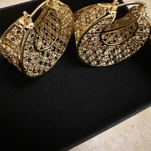 Elegant Gold Hoop Earrings - Picture 5 of 10